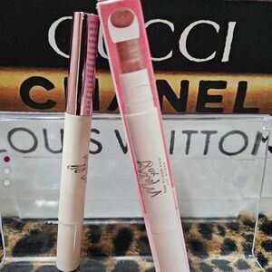 Mally The Plush Pen Lip Glaze
SWEET NECTAR